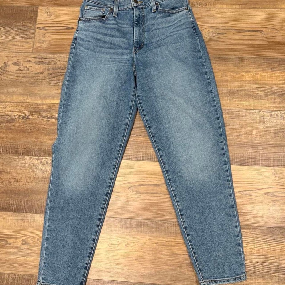 High-waisted Levi's mom jeans in blue, size 28